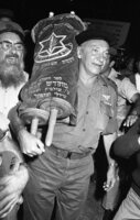 חגיגת שמחת תורה במחנה צבאי עם ראשת הממשלה גולדה מאיר, הרב הראשי מרדכי פירון ואחרים.