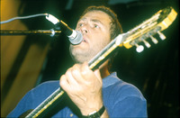 Yehuda Poliker performing.