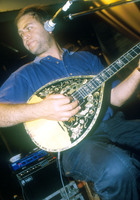 Yehuda Poliker performing.