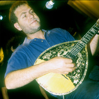 Yehuda Poliker performing.