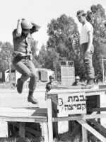 כומתות אדומות - צנחנים.