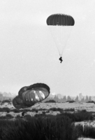 כומתות אדומות - צנחנים.