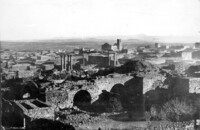 העיירה בוסרה אלשאם ( כ- 40 ק"מ דר'-מז' לדרעא) על מסילת הברזל החיג'אזית.