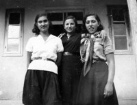 מימין: רעיה, משמאל נצחיה, שפיה 1933.
