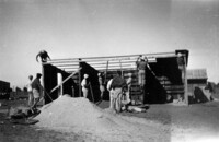 הקמת סככת הפרדות.