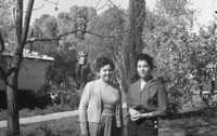 קלרה ביקלס ועזה (מימין).