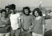 מחזורים של ילדים בדגניה מימין-לאה גל, מיכאל דר, רון שפירא, מוטי לוי, שיאונה דרור-בורד. (שנתון 1957).