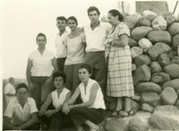 מחזורים של ילדים בדגניה מימין יונה בן-יעקב, משה נול, שרה הורביץ, אהרון תמיר, חנה אשל-בבאי, יושבים- דליה שיפריס-תמיר, שמחה עבאדי-נול, דן ברון. (שנתון-1936,1937).