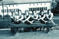 מחזורים של ילדים בדגניה שנתון 1950- מימין- איציק שפר, יעל פז, ערן כהן, אסתי ליס- שגיא, משה הויזמן, אילת שיאון.