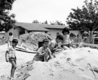 אשדות יעקב מאוחד- תמונות ממלחמת ששת הימים 1967 וממלחמת ההתשה. המשק כולו חפור בתעלות הילדים ישנים במקלטים וחלק מבנים מופגז.