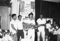 להקה- שרים ומנגנים- נחמיה פלג, חיים קליין, נחום בן מאיר, מנחם עמירם.