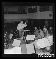 חזרה עם המנצח פאול פאריי, התזמורת הפילהרמונית הישראלית.