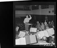 חזרה עם המנצח פאול פאריי, התזמורת הפילהרמונית הישראלית.