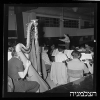 חזרה עם המנצח פאול פאריי, התזמורת הפילהרמונית הישראלית.