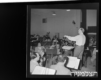 חזרה עם המנצח פאול פאריי, התזמורת הפילהרמונית הישראלית.
