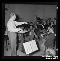 חזרה עם המנצח פאול פאריי, התזמורת הפילהרמונית הישראלית.
