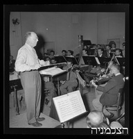 חזרה עם המנצח פאול פאריי, התזמורת הפילהרמונית הישראלית.