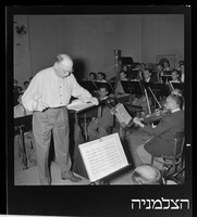 חזרה עם המנצח פאול פאריי, התזמורת הפילהרמונית הישראלית.
