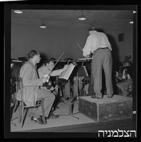 חזרה עם המנצח פאול פאריי, התזמורת הפילהרמונית הישראלית.