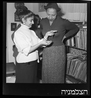 ג'וזפין בייקר עם אהרוני.