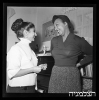 ג'וזפין בייקר עם אהרוני.