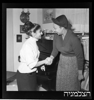 ג'וזפין בייקר עם אהרוני.
