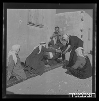 רודי ויסנשטין מכבד בדואים בקפה, חיפה.