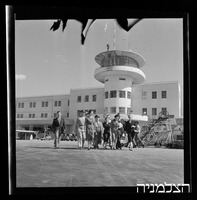 ורה ויצמן עוזבת, שדה התעופה לוד.