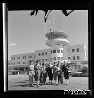 ורה ויצמן עוזבת, שדה התעופה לוד.