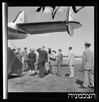 ורה ויצמן עוזבת, שדה התעופה לוד.