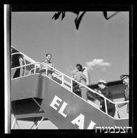 ורה ויצמן עוזבת, שדה התעופה לוד.