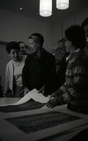 משפחה בבית ובנוף המשק, 2/1967.