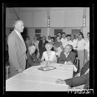 מסיבת פרידה למר מק דניאל, מעלה החמישה.