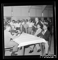מסיבת פרידה למר מק דניאל, מעלה החמישה.