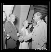 מסיבת פרידה למר מק דניאל, מעלה החמישה.