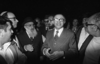 מנחם בגין נואם בפני הקהל שחגג את יום השנה הראשון לייסוד התנחלות קדום.