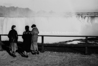 נשים צופות במפלי הפרסה (Horseshoe Falls), מפלי ניאגרה