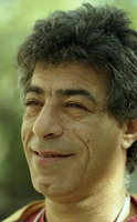 תקריב של פני גבר מחייך.