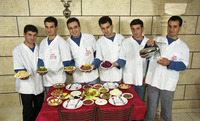 מסעדה וצוות עובדים.
