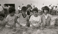 ילדים מפסלים בחימר.
