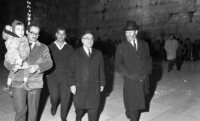 הדלקת נר ראשון בחנוכייה.
