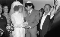 ארנון (נוני) מוזס, הבעלים של ידיעות אחרונות, ואביו נח מוזס, השתתפו בחתונה ב-28 בינואר 1972.