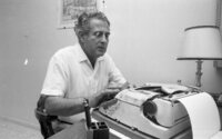 הסופר אהרון מגד.