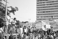 Parents of school children demonstrating against the Tel Aviv Municipality rules.
