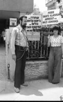 KM Akiva Nof closed himself with chain to the German Embassy in Tel Aviv, demanding from the Germans to release Beata Klarsfeld from prison.