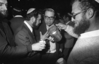 מנחם בגין נואם בפני הקהל שחגג את יום השנה הראשון לייסוד התנחלות קדום.