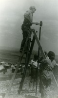 תצלום, כיבוש ראשון, מחכים לבוא המשטרה הבריטית.