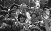יהודים מרוקאים חוגגים את המימונה.