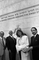השחקנית והזמרת המפורסמת, ברברה סטרייסנד, עומדת בבניין החדש ללימודי יהדות שהיא תרמה.