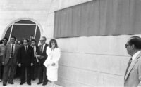 השחקנית והזמרת המפורסמת, ברברה סטרייסנד, עומדת בבניין החדש ללימודי יהדות שהיא תרמה.